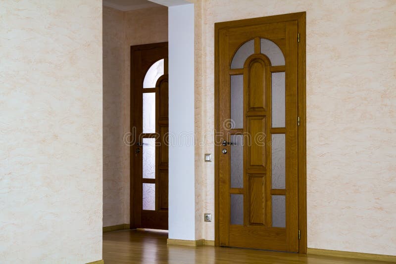 Binnenland van modern duur huis van flat met houten deur royalty-vrije stock foto's Binnenland van modern duur huis van flat met houten deur royalty-vrije stock foto's