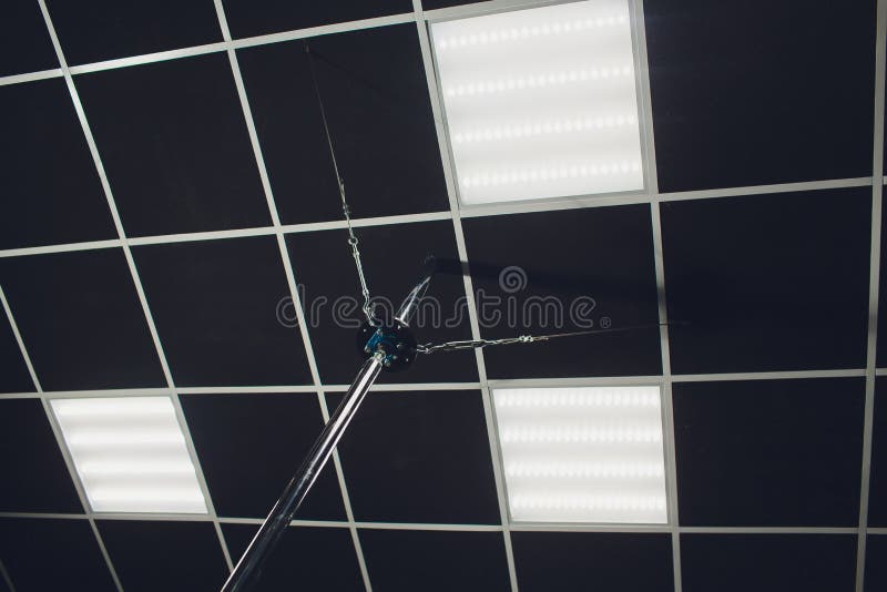 Binnenland van moderne dansende studio voor pool die slechts dansen Het plafond zet op royalty-vrije stock fotografie Binnenland van moderne dansende studio voor pool die slechts dansen Het plafond zet op royalty-vrije stock fotografie