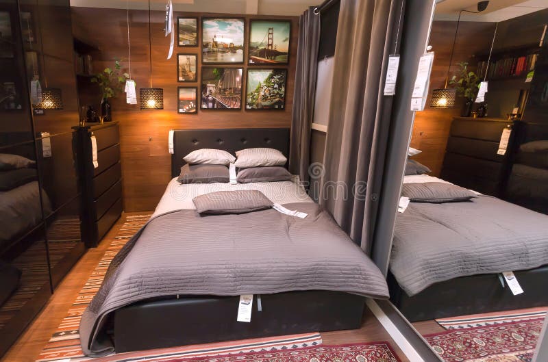 Binnenland van moderne slaapkamer in grote IKEA-opslag met meubilair, decor en vele producten voor huis stock foto's Binnenland van moderne slaapkamer in grote IKEA-opslag met meubilair, decor en vele producten voor huis stock foto's