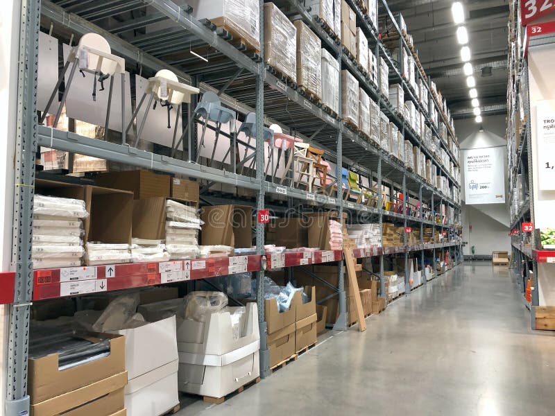 Interieurhuis Van Een Ikea - Winkel Mensen Die Gezichtsmaskers En Sociale Afstanden in Orlando Florida Redactionele Foto - Image of assembleer, kaart: