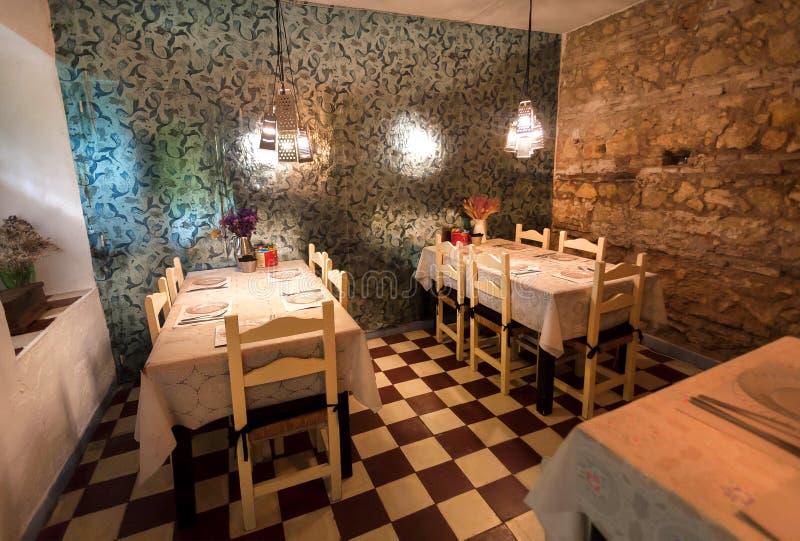 Binnenland van restaurant met grappig decor, uitstekende detailslijsten en platen voor bezoekers royalty-vrije stock foto Binnenland van restaurant met grappig decor, uitstekende detailslijsten en platen voor bezoekers royalty-vrije stock foto