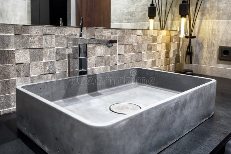 Binnenlands ontwerp met concrete gootsteen in de badkamers royalty-vrije stock afbeeldingen Binnenlands ontwerp met concrete gootsteen in de badkamers royalty-vrije stock afbeeldingen