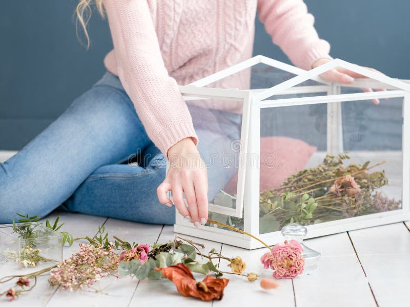 Binnenlandse ontwerper die de samenstelling van het ruimtedecor creëren royalty-vrije stock afbeelding Binnenlandse ontwerper die de samenstelling van het ruimtedecor creëren royalty-vrije stock afbeelding