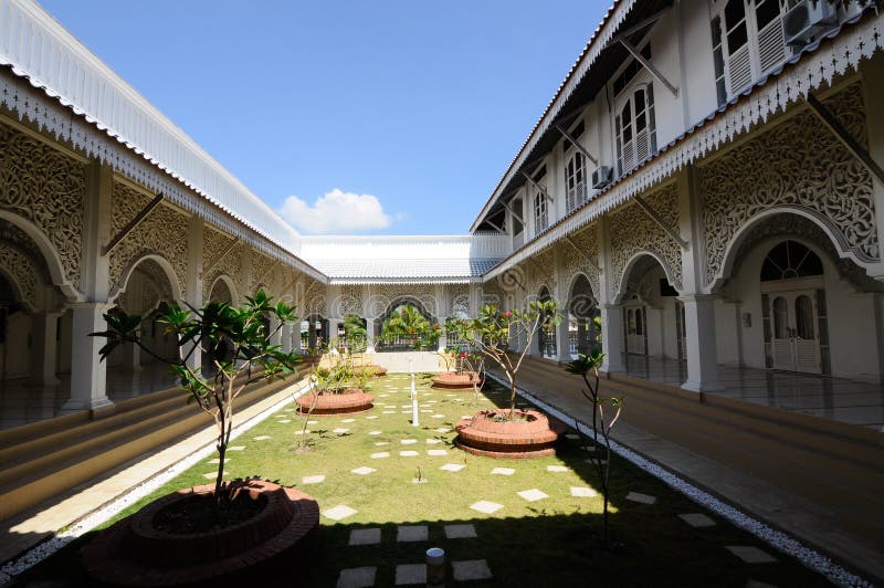 Binnenplaats van Masjid Sultan Ismail in Chendering, Terengganu stock foto Binnenplaats van Masjid Sultan Ismail in Chendering, Terengganu stock foto