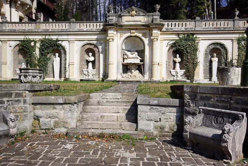 Binnenplaats van Peles Kasteel, Roemenië stock afbeelding Binnenplaats van Peles Kasteel, Roemenië stock afbeelding