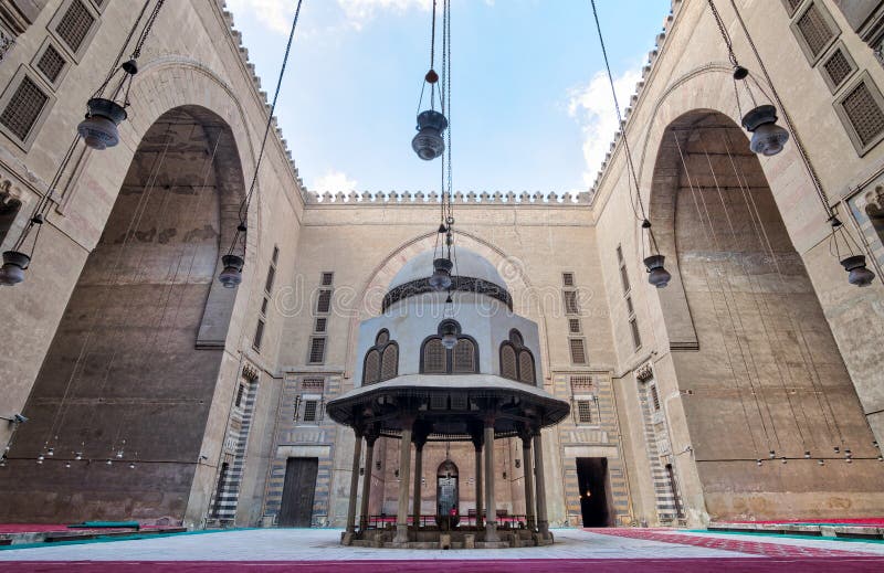 Binnenplaats van Sultan Hasan Mosque met wassingsfontein en reusachtige bogen, Kaïro, Egypte stock afbeelding Binnenplaats van Sultan Hasan Mosque met wassingsfontein en reusachtige bogen, Kaïro, Egypte stock afbeelding
