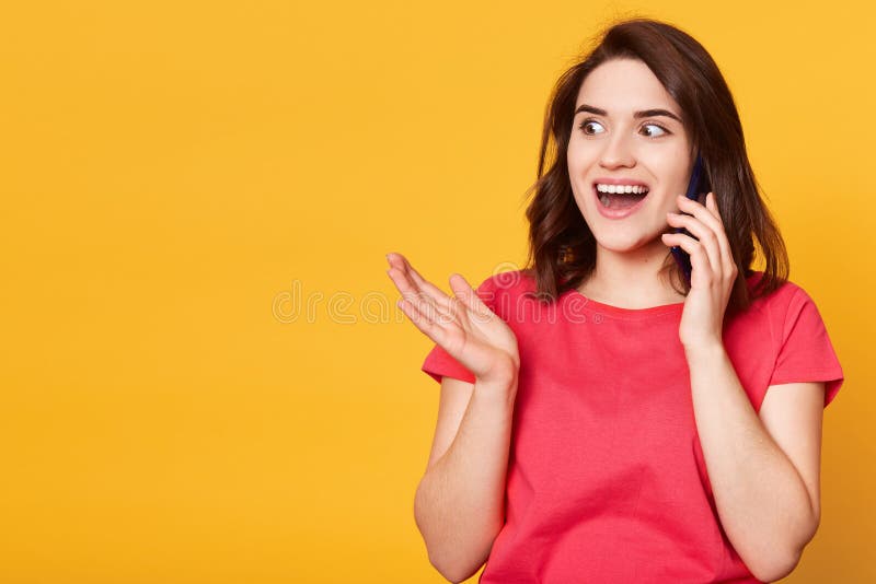 Binnenschot van vrolijk wijfje die haar gedachten over telefoon delen, het luisteren nieuws, die aardige bespreking hebben, opzij royalty-vrije stock foto Binnenschot van vrolijk wijfje die haar gedachten over telefoon delen, het luisteren nieuws, die aardige bespreking hebben, opzij royalty-vrije stock foto