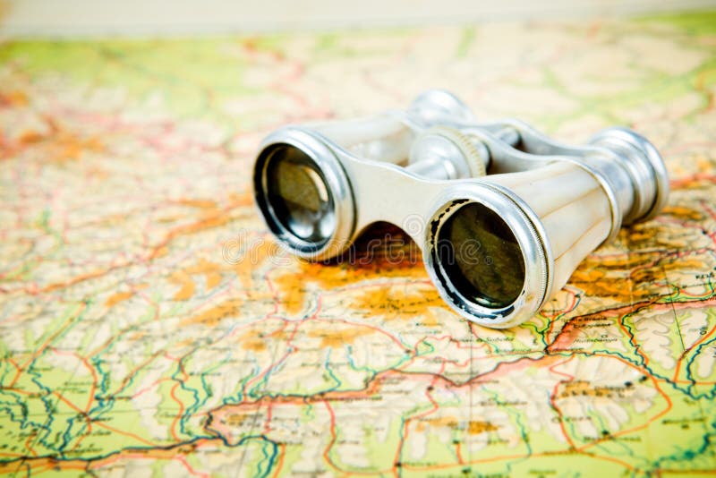 Binocolo d'annata con le prese del Perl sulla vecchia mappa fotografia stock Binocolo d'annata con le prese del Perl sulla vecchia mappa fotografia stock