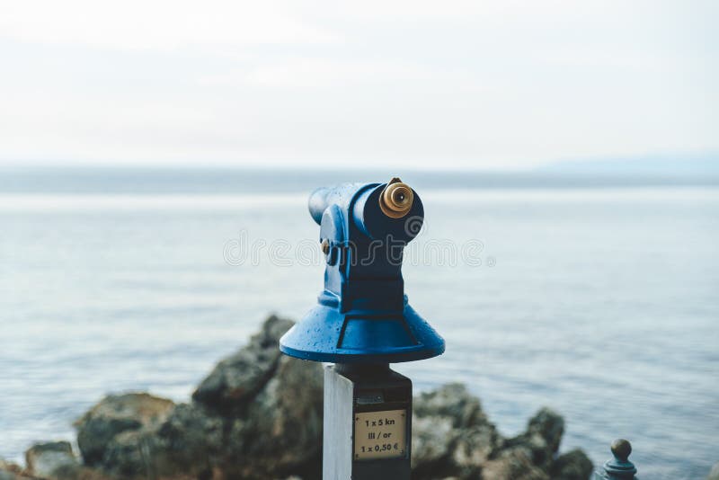 Binocular en el mostrador de observación en la playa de mar cerca