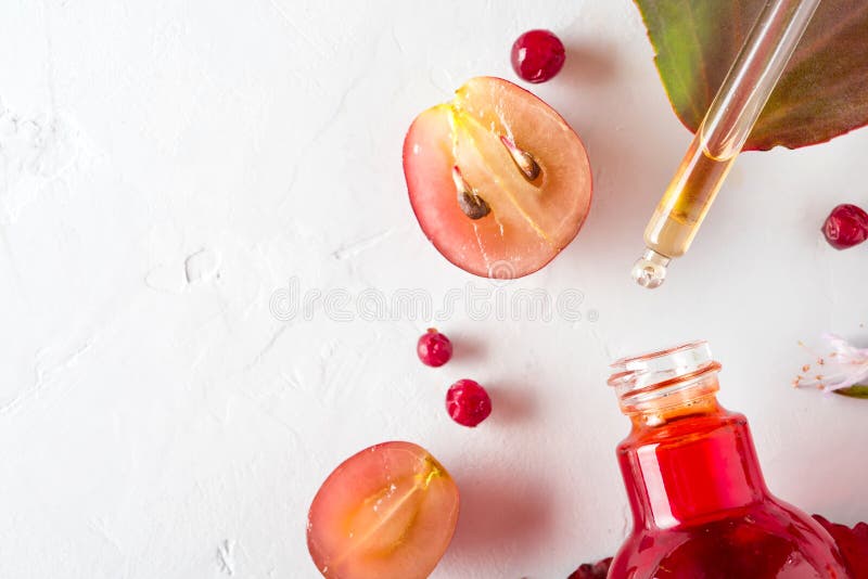 Bio cosméticos orgânicos com ingredientes ervais extrato, óleos de semente da uva, soro Copie o espaço, configuração do plano, vi imagem de stock royalty free Bio cosméticos orgânicos com ingredientes ervais extrato, óleos de semente da uva, soro Copie o espaço, configuração do plano, vi imagem de stock royalty free