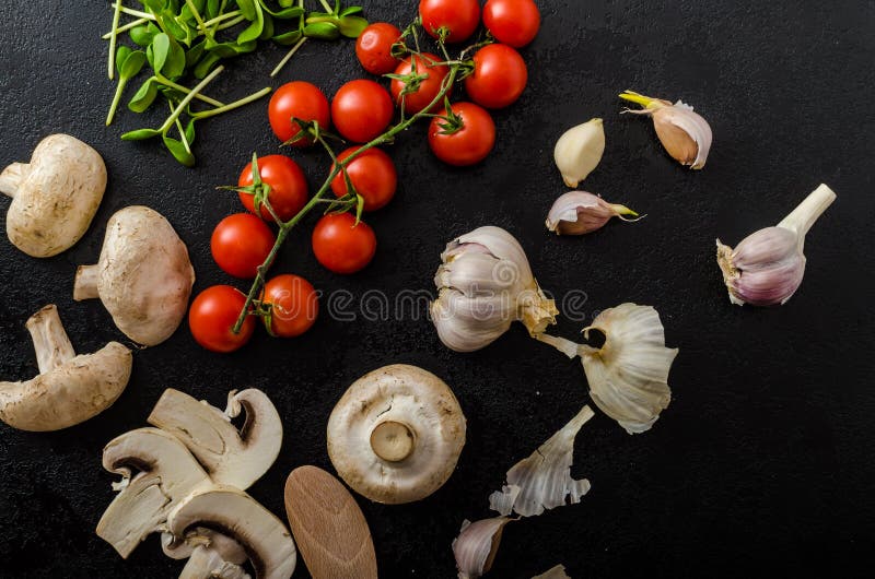 Bio garlic, spices and wild mushrooms from the home garden