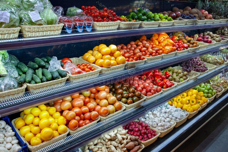 Bio-Obst und Gemüse, frisch, auf Regalen in Supermarkt, Landwirte Markt, Konzept für gesunde Lebensmittel Vitamine und Mineralsto