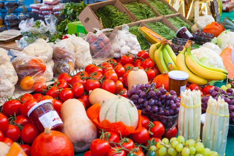 Bio vegetais frescos no mercado do fazendeiro em Paris, França r foto de stock Bio vegetais frescos no mercado do fazendeiro em Paris, França r foto de stock