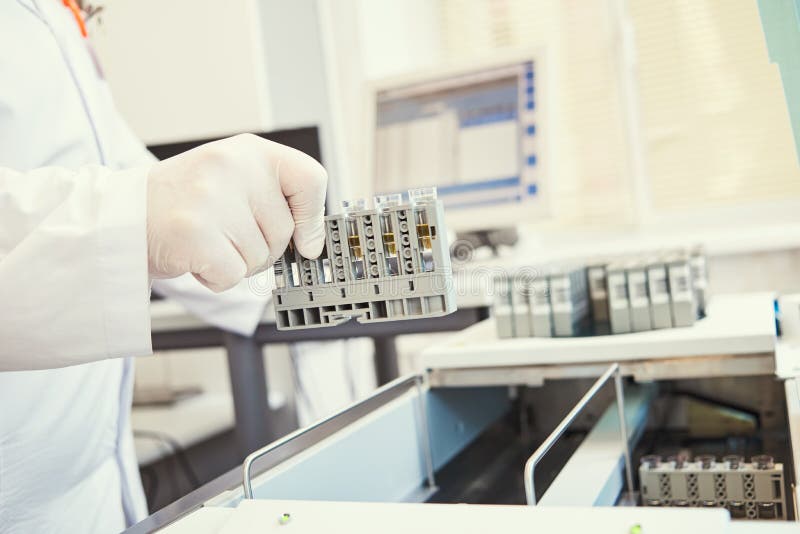 Biochemical medicinskt laboratorium för tjackprov Hand med provet nära analysator royaltyfria bilder Biochemical medicinskt laboratorium för tjackprov Hand med provet nära analysator royaltyfria bilder