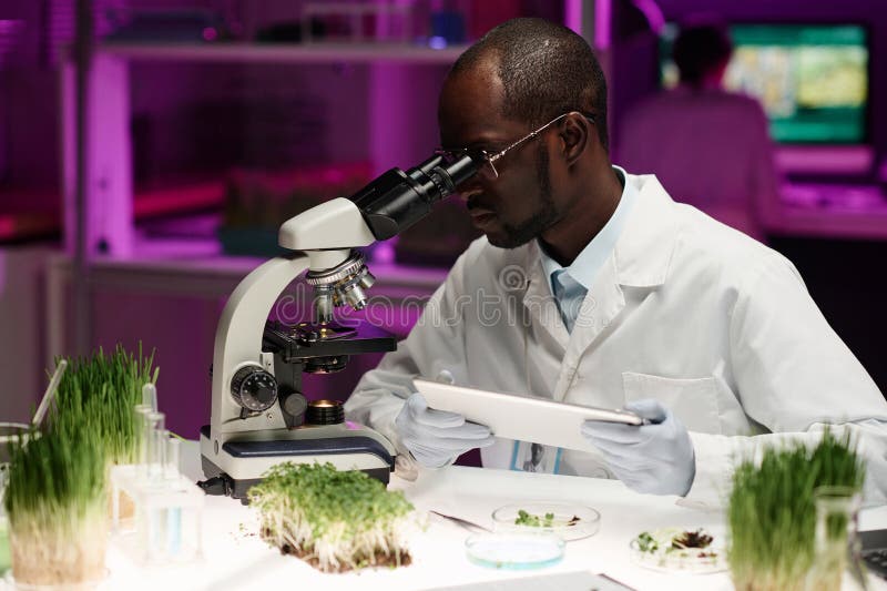 Biologe, der moderne professionelle Technologie in seiner Forschung einsetzt stockbild