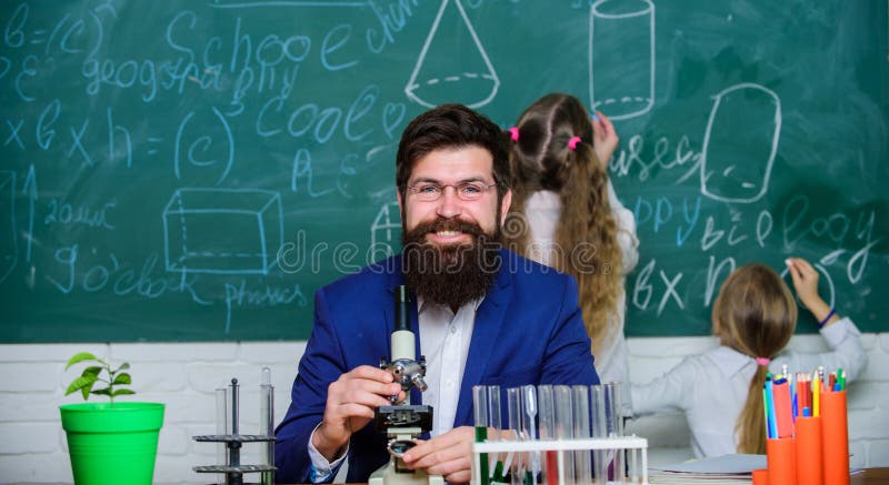 Biologii sztuk rola w zrozumieniu powik?ane formy ?ycie Nauczyciel biologia Mężczyzny nauczyciela brodata praca z obraz royalty free Biologii sztuk rola w zrozumieniu powik?ane formy ?ycie Nauczyciel biologia Mężczyzny nauczyciela brodata praca z obraz royalty free