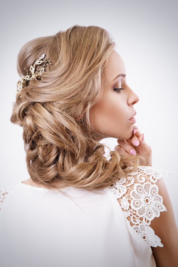Bionda attraente Curley Bride Portrait Acconciatura di eleganza e fotografia stock Bionda attraente Curley Bride Portrait Acconciatura di eleganza e fotografia stock
