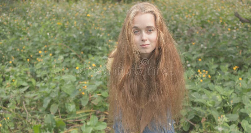 Bionda graziosa all'aperto. Immagine di Colorized fotografie stock libere da diritti