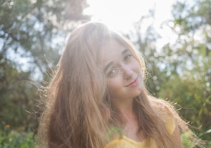 Bionda graziosa all'aperto. Immagine di Colorized fotografia stock libera da diritti