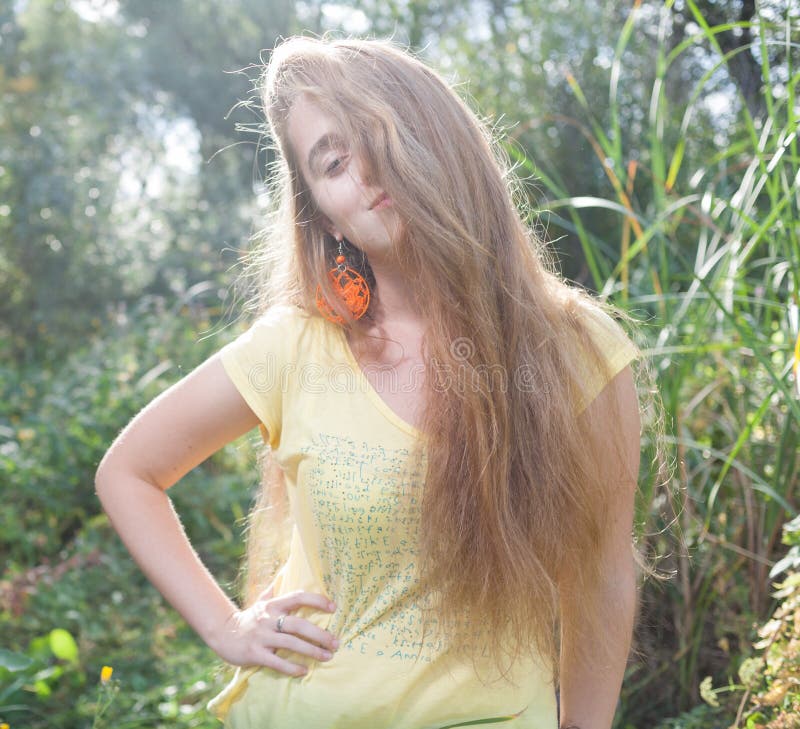 Bionda graziosa all'aperto. Immagine di Colorized fotografie stock