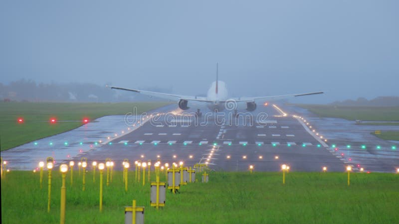 Bioscoopvideo op luchthaven. vakantietoerisme video. vliegtuig met achtergrondzicht met toeristen die op luchthaven landen