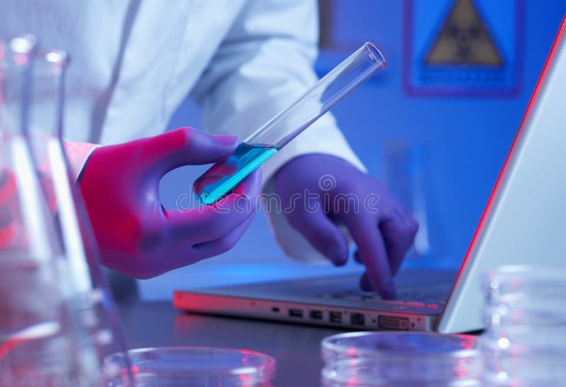 Vista de cerca de biotecnología investigación en laboratorio azul Encendiendo.