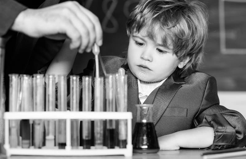 Biotecnologia e farmacia Genius pupil Concetto di istruzione Tubi di prova per la chimica dei tubi di prova per scienziati di tal immagine stock Biotecnologia e farmacia Genius pupil Concetto di istruzione Tubi di prova per la chimica dei tubi di prova per scienziati di tal immagine stock