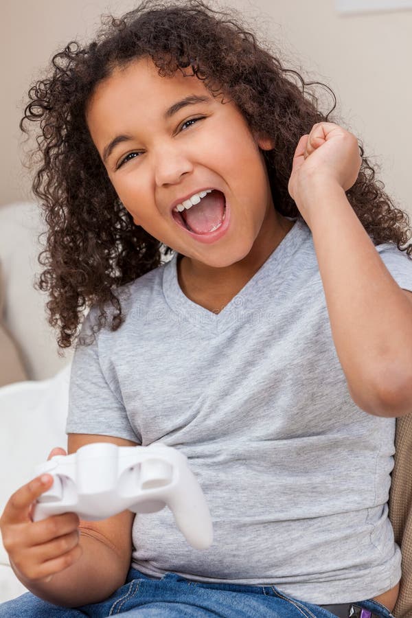 Biracial amerykanin afrykańskiego pochodzenia dziewczyny Żeński dziecko Bawić się gra wideo zdjęcia royalty free Biracial amerykanin afrykańskiego pochodzenia dziewczyny Żeński dziecko Bawić się gra wideo zdjęcia royalty free