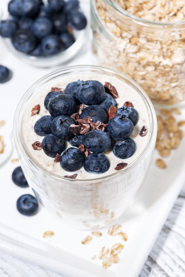 Bircher-muesli Mit Frischen Blaubeeren, Vertikale Draufsicht Stockbild ...