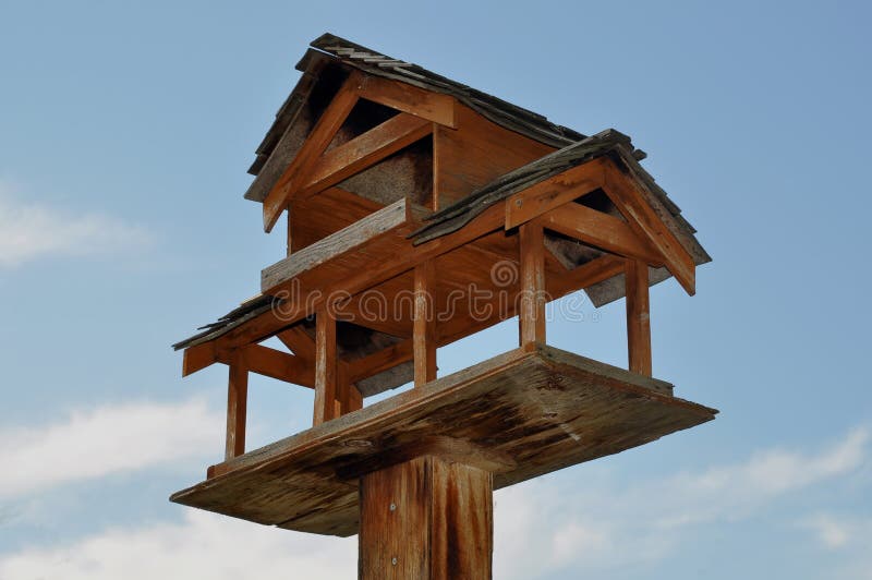 Birdhouse en bois haut vers le haut dans le ciel photo libre de droits
