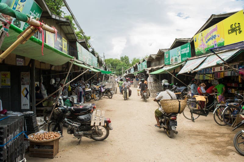 Birma?czyka Nyaung-U rynek z kramami sprzedaje r??ne rzeczy, blisko Bagan, Myanmar fotografia stock Birma?czyka Nyaung-U rynek z kramami sprzedaje r??ne rzeczy, blisko Bagan, Myanmar fotografia stock