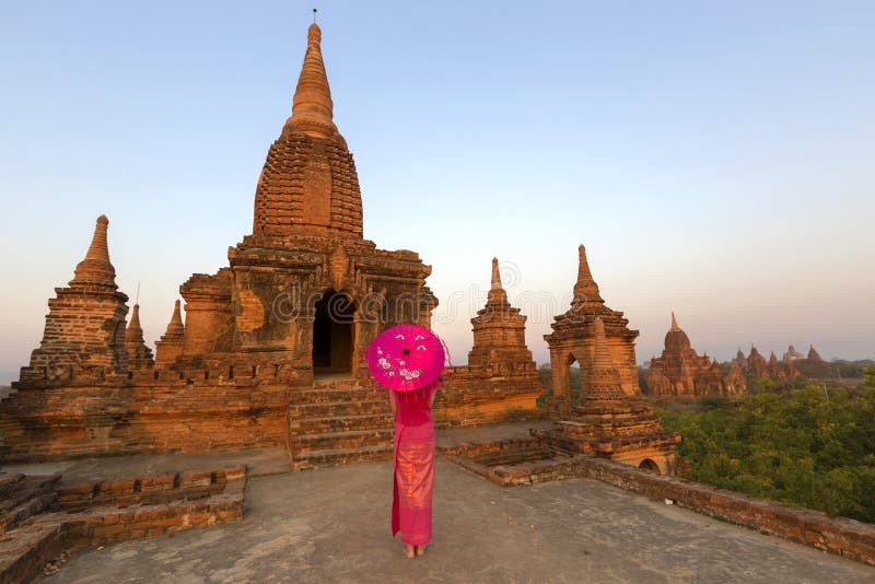 Birmanês bonito senhora vestida em Bagan imagem de stock royalty free Birmanês bonito senhora vestida em Bagan imagem de stock royalty free