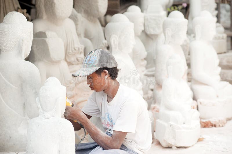 Birmański mężczyzna rzeźbi wielką marmurową Buddha statuę zdjęcie stock Birmański mężczyzna rzeźbi wielką marmurową Buddha statuę zdjęcie stock