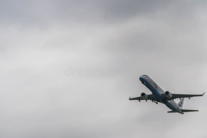 BIRMINGHAM INTERNATIONAL AIRPORT, BIRMINGHAM, UNITED KINGDOM - OCTOBER 28, 2017: a Flybe Airlines aeroplane taking off royalty free stock images BIRMINGHAM INTERNATIONAL AIRPORT, BIRMINGHAM, UNITED KINGDOM - OCTOBER 28, 2017: a Flybe Airlines aeroplane taking off royalty free stock images