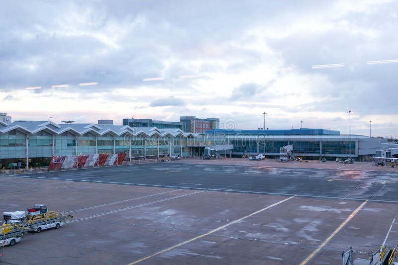 Birmingham Regno Unito - 03 03 19: Aeroplano dei portoni del catrame dell'aeroporto di Birmingham immagine stock libera da diritti Birmingham Regno Unito - 03 03 19: Aeroplano dei portoni del catrame dell'aeroporto di Birmingham immagine stock libera da diritti