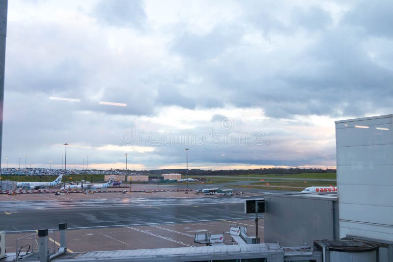Birmingham Regno Unito - 03 03 19: Aeroplano dei portoni del catrame dell'aeroporto di Birmingham immagini stock libere da diritti Birmingham Regno Unito - 03 03 19: Aeroplano dei portoni del catrame dell'aeroporto di Birmingham immagini stock libere da diritti