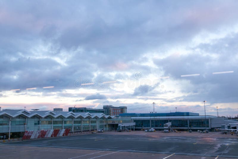 Birmingham Regno Unito - 03 03 19: Aeroplano dei portoni del catrame dell'aeroporto di Birmingham immagine stock Birmingham Regno Unito - 03 03 19: Aeroplano dei portoni del catrame dell'aeroporto di Birmingham immagine stock
