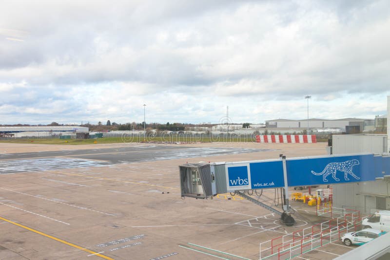 Birmingham Regno Unito - 03 03 19: Aeroplano dei portoni del catrame dell'aeroporto di Birmingham immagini stock Birmingham Regno Unito - 03 03 19: Aeroplano dei portoni del catrame dell'aeroporto di Birmingham immagini stock