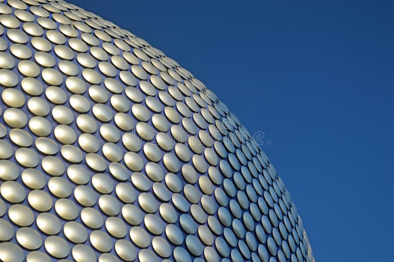 Birmingham - selfridges funky che costruiscono e cielo blu luminoso immagine stock libera da diritti Birmingham - selfridges funky che costruiscono e cielo blu luminoso immagine stock libera da diritti