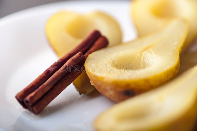 Birnen Gekocht Im Zuckersirup Mit Zimtstange Stockfoto - Bild von ...