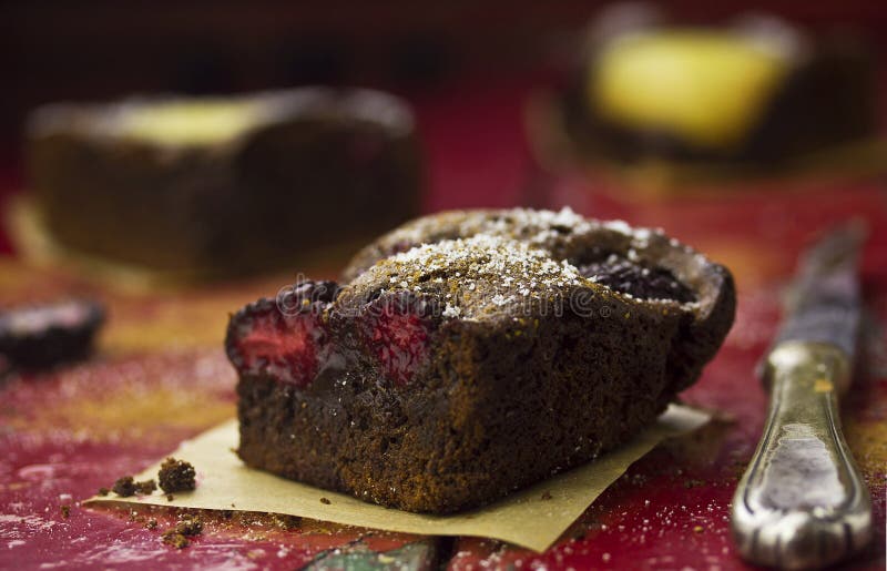 Birnen- und Brombeerkuchen stockfotos