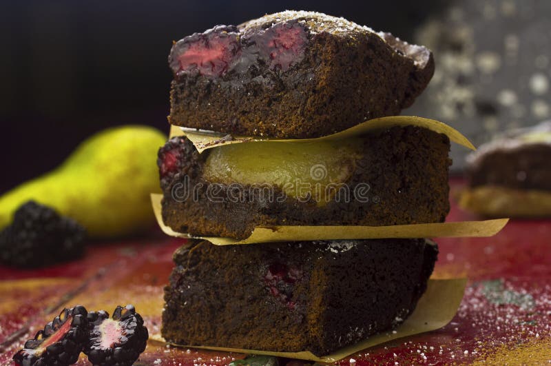 Birnen- und Brombeerschokoladenkuchen lizenzfreies stockbild