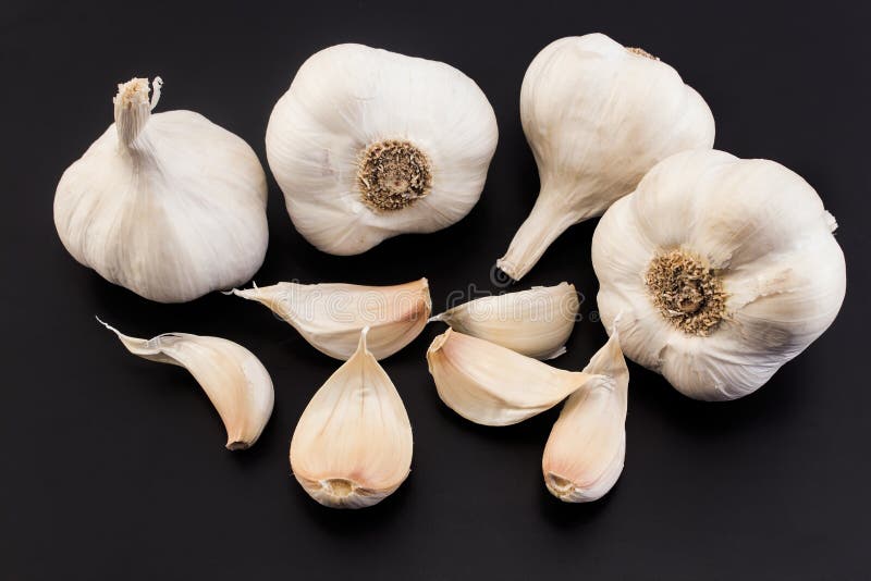 Birnen und Nelkenknoblauch auf einem schwarzen Hintergrund stockfotos