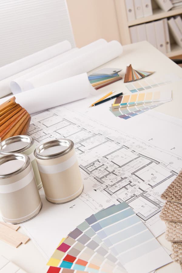 Birou de designer interior cu vopsea stock photo
