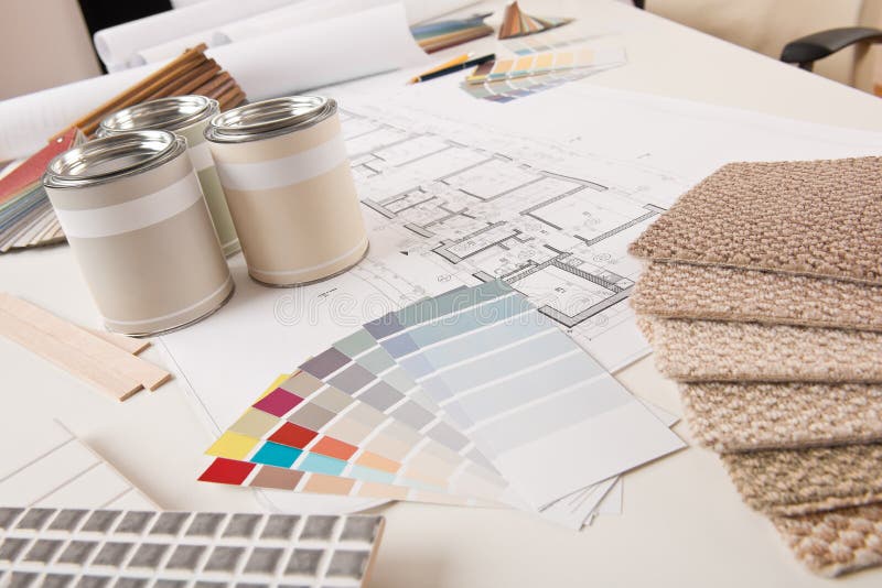 Birou de designer interior cu vopsea royalty free stock photos
