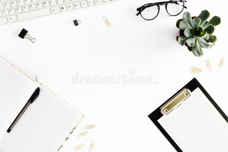 Birou domiciliu. ochelari de tastatură pentru notebook-uri pentru spațiul de lucru royalty free stock image