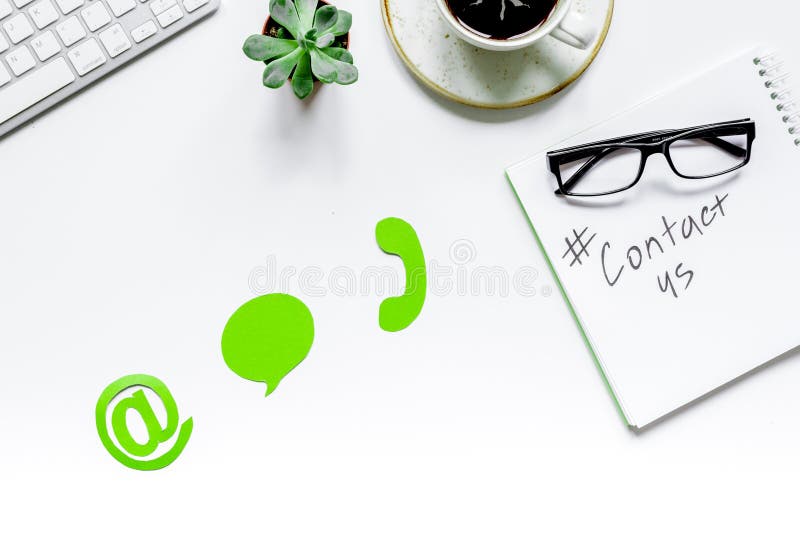 Birou firmă de asistență pentru clienți cu text și semne de contact pentru noi royalty free stock images
