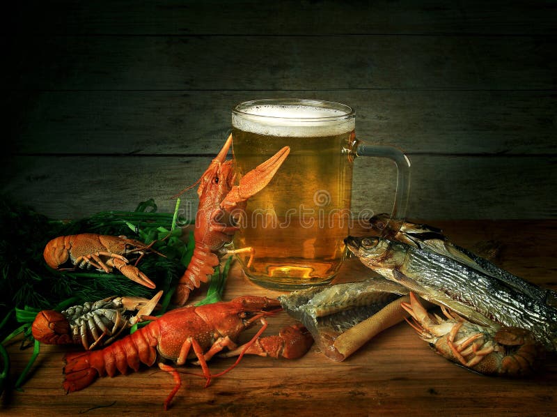 Birra, astaci e pesci fotografia stock Birra, astaci e pesci fotografia stock