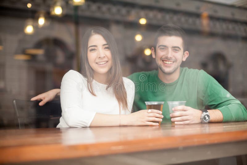 Birra bevente delle belle coppie ad una barra fotografie stock Birra bevente delle belle coppie ad una barra fotografie stock