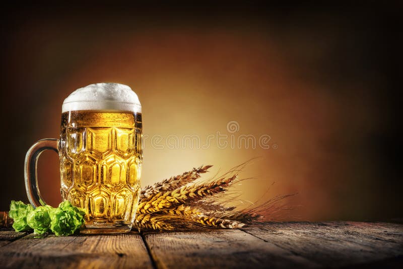 Birra di Oktoberfest con grano ed il luppolo fotografie stock libere da diritti Birra di Oktoberfest con grano ed il luppolo fotografie stock libere da diritti